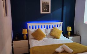 Stylish One Bedroom City Centre Apartment With Free Parking